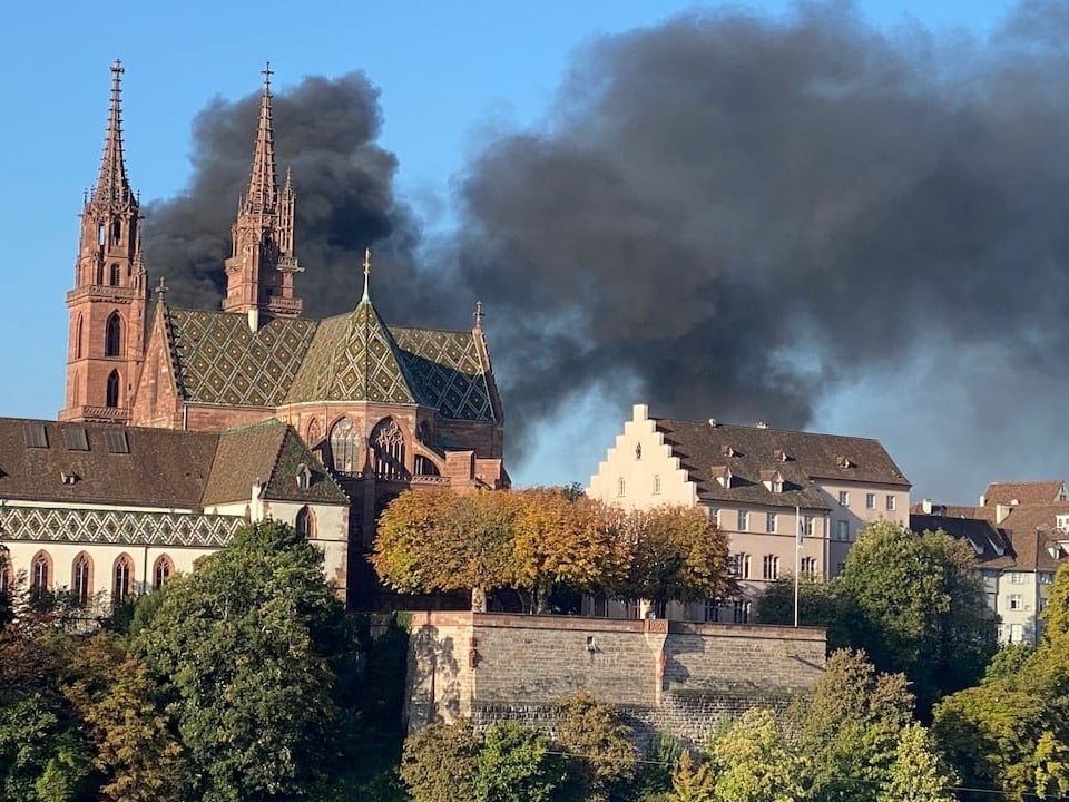 Rauchsäule über dem Basler Münster.