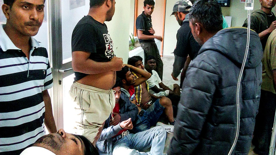 Blick in eine Krankenstation. Mehrere verletzte Männer liegen auf dem Schragen.