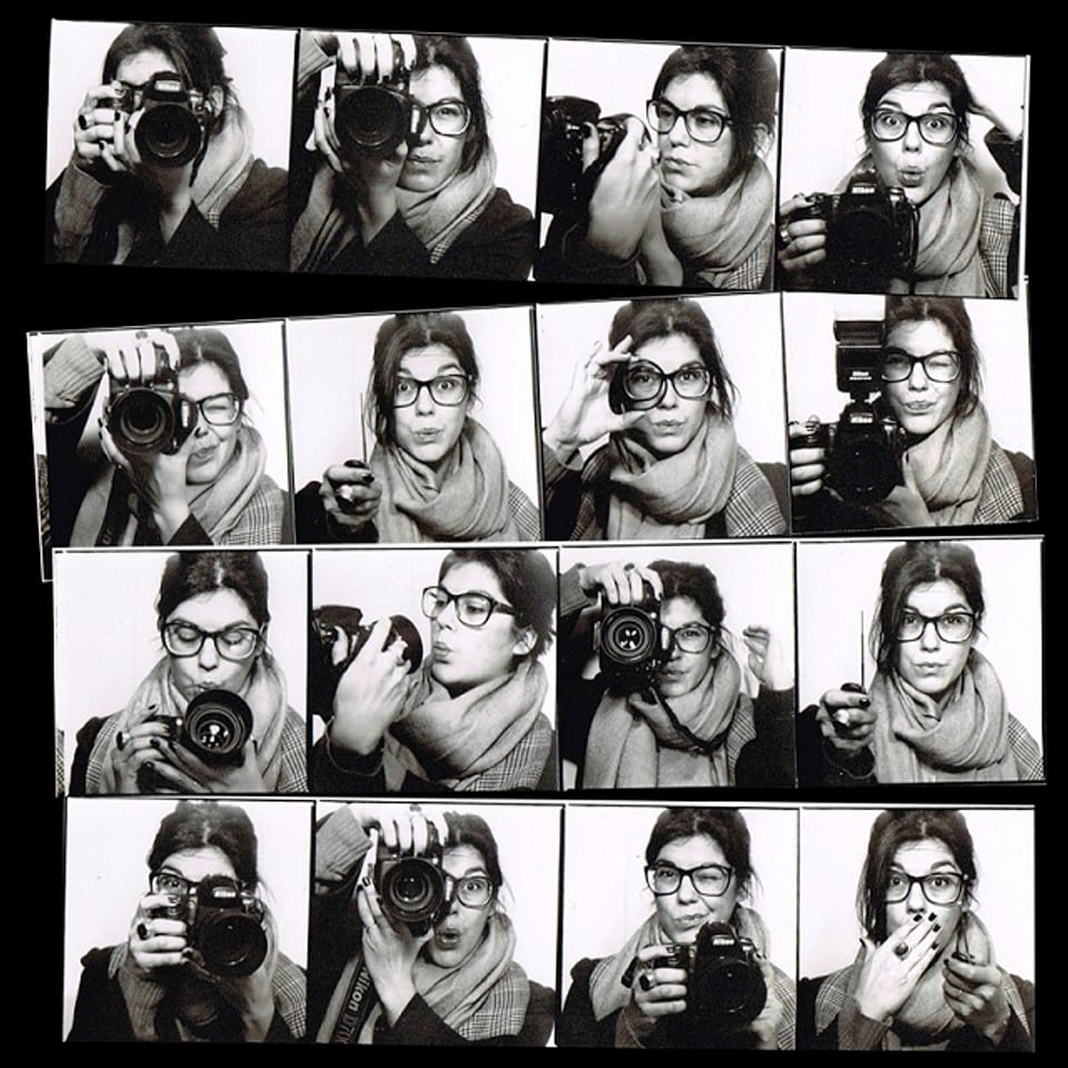 Viele kleine Porträts von Saskia mit Kamera