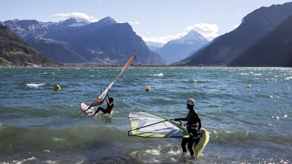 Surferinnen und Surfer im Urnersee bei Isleten.