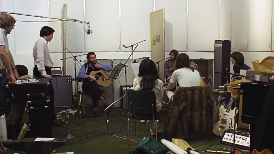 Die Beatles unterhalten sich im Studio.