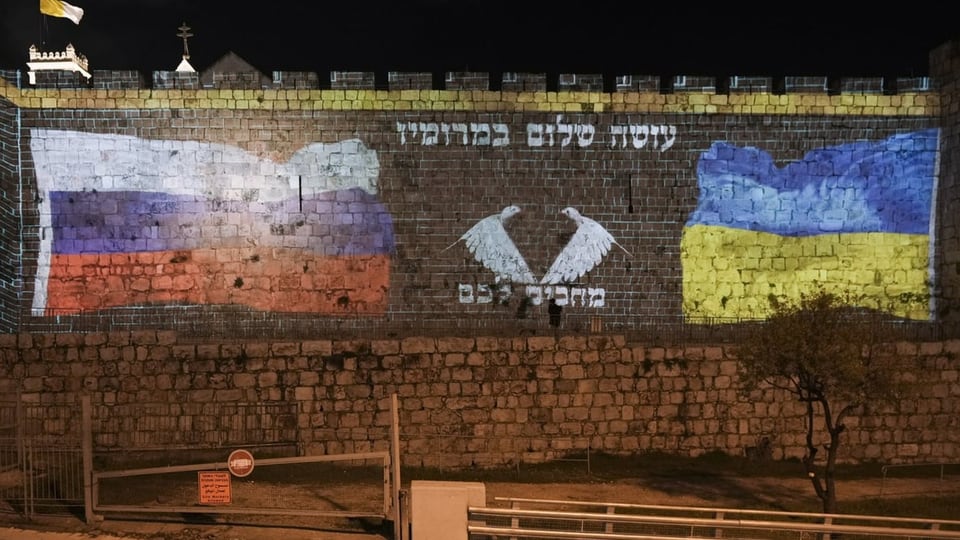 Flaggen an Mauer in Jerusalem.