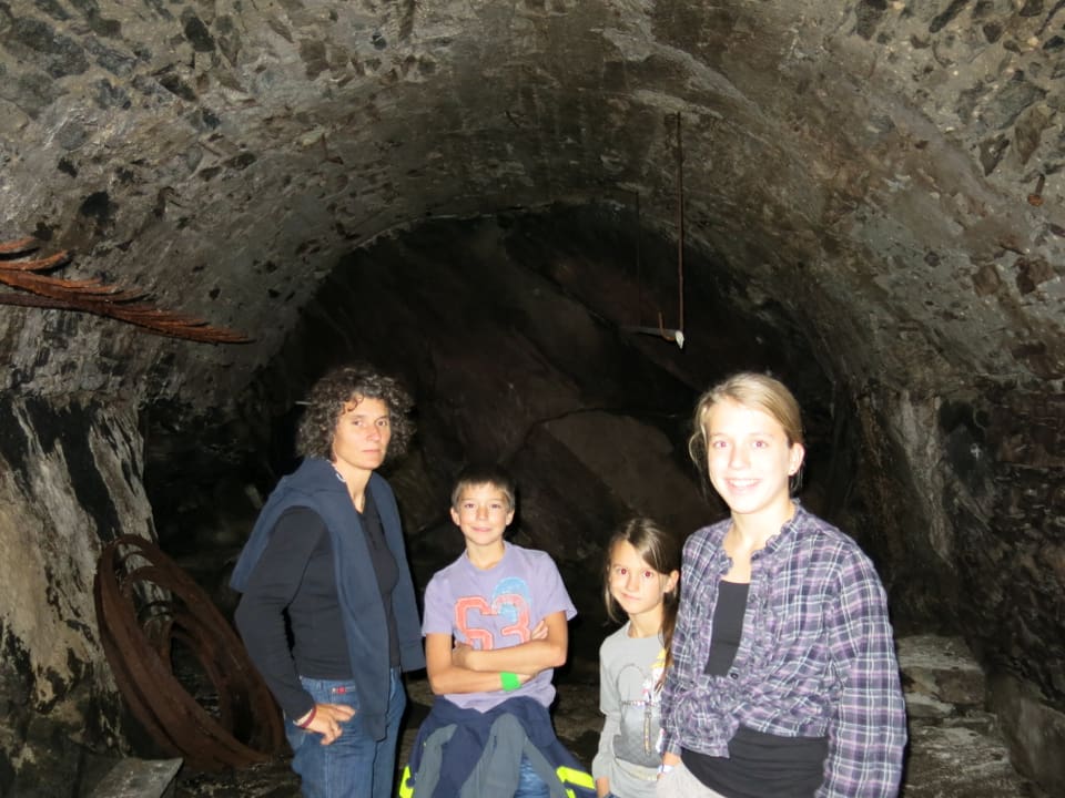 Zaïra, Elena und Samira in einer Höhle. 