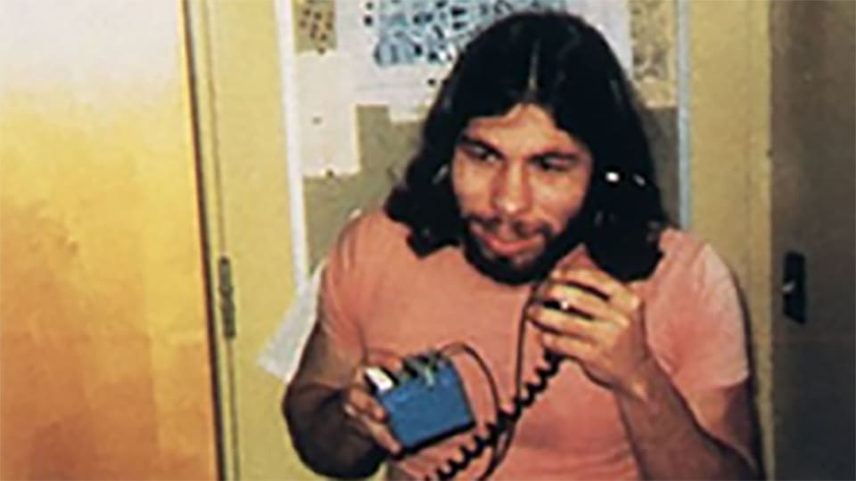 Der junge Steve Wozniak am Telefon, die Bluebox in der Hand.