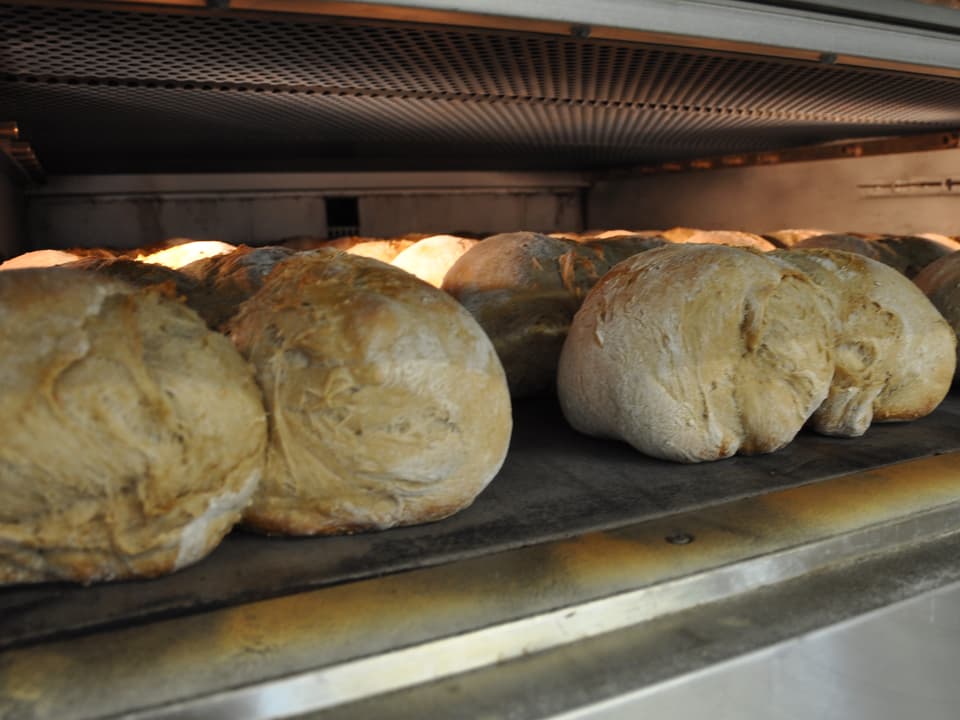 Brotlaibe in einem Ofen.