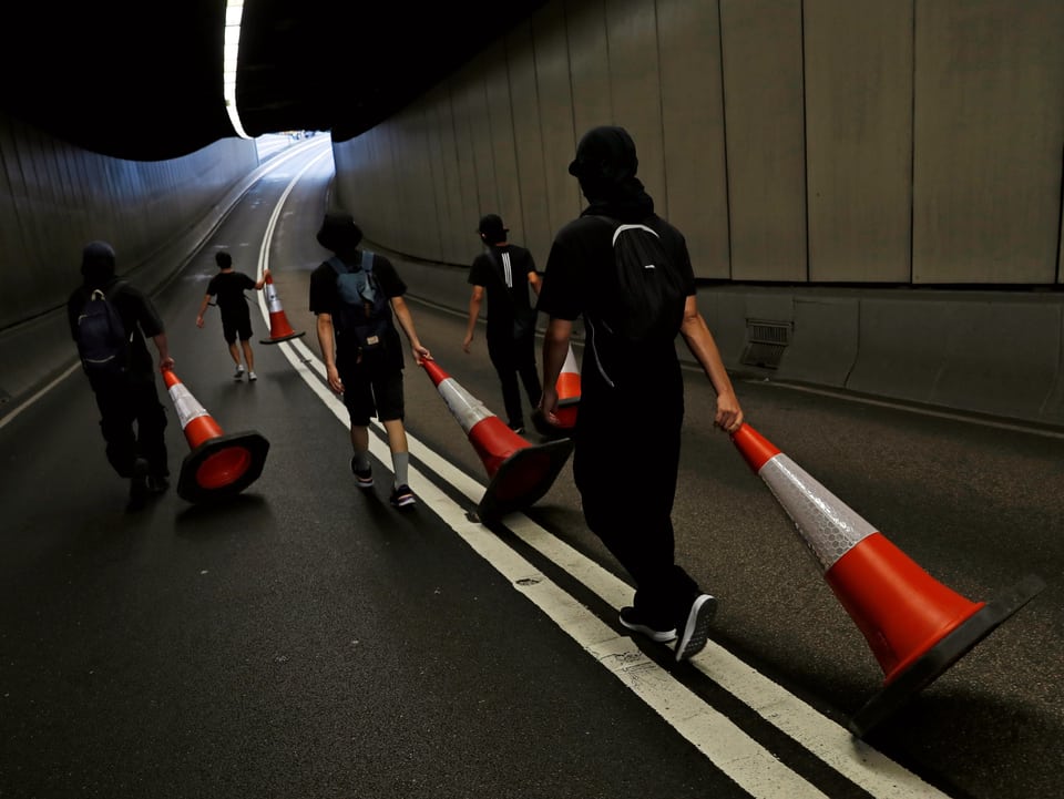 Demonstranten tragen Strassenhüte für eine Strassenblockade