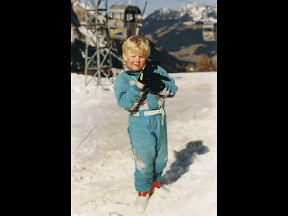 Junge im Skianzug.