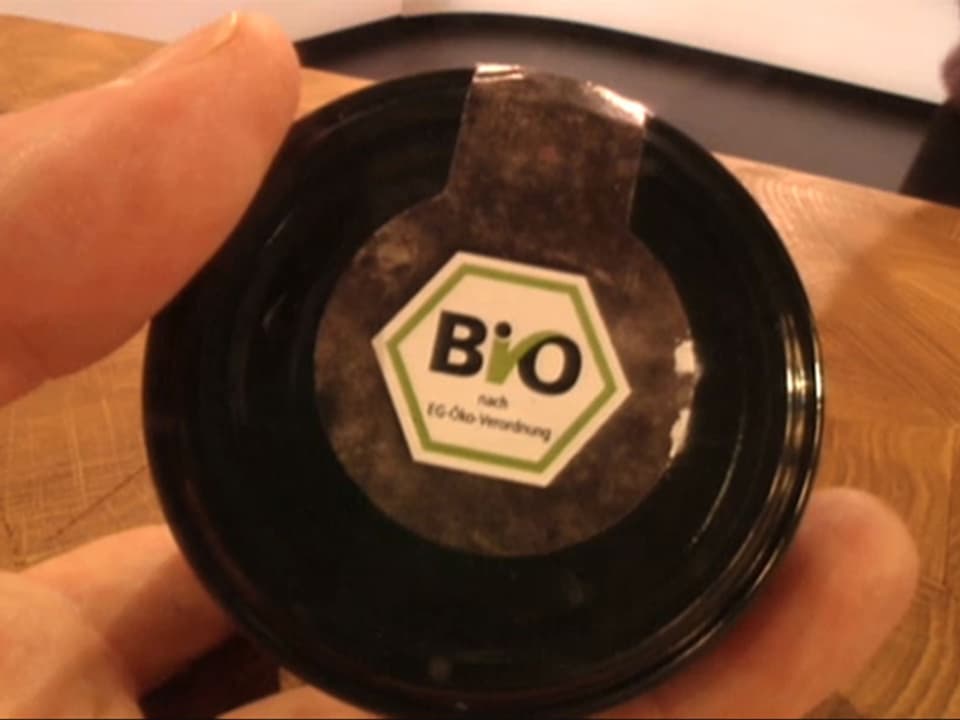 Eu-Bio-Label auf einem Glas mit Pesto-Sauce