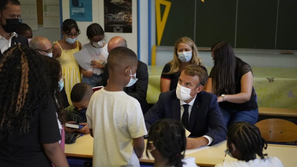 Emmanuel Macron mit Schulkindern 
