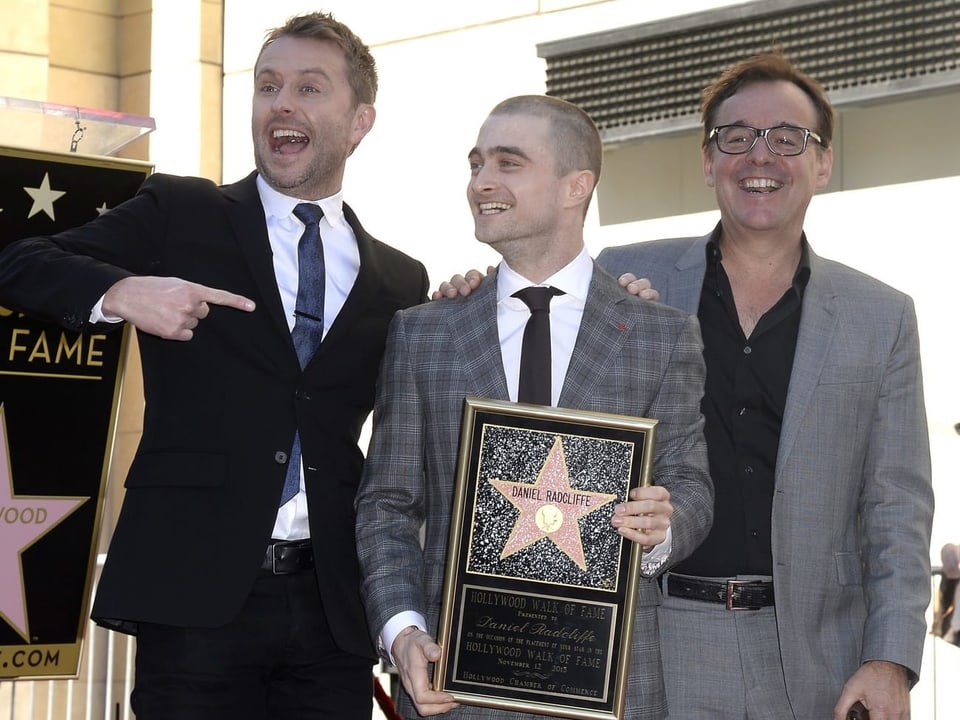 Daniel Radcliffe in der Mitte mit Stern-Auszeichnung. Links neben ihm Chris Hardwick und rechts Chris Columbus.