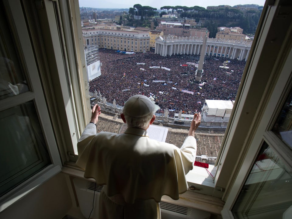 Auf dem Petersplatz verfolgten Zehntausende den Auftritt des Papstes