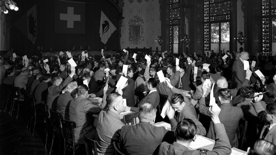 Gewerkschaftler halten 1953 in Interlaken Karten zur Abstimmung hoch