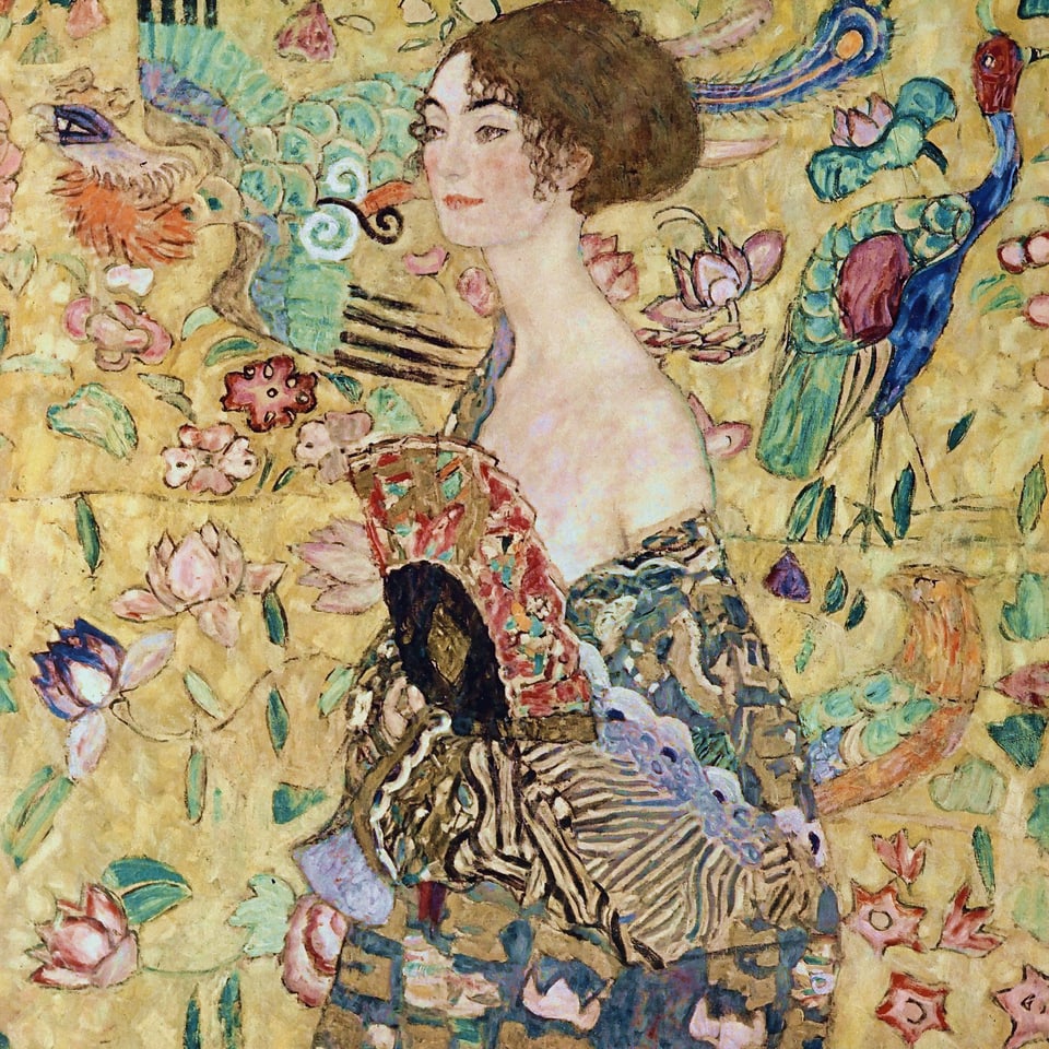 Ein Gemälde , auf dem eine junge Frau in Kleid und nackten Schultern zu sehen ist. Sie hält einen Fächer in der Hand.