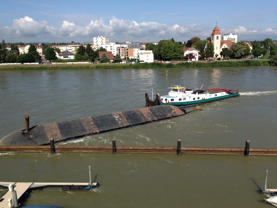 Umgekipptes Schiff auf Rhein