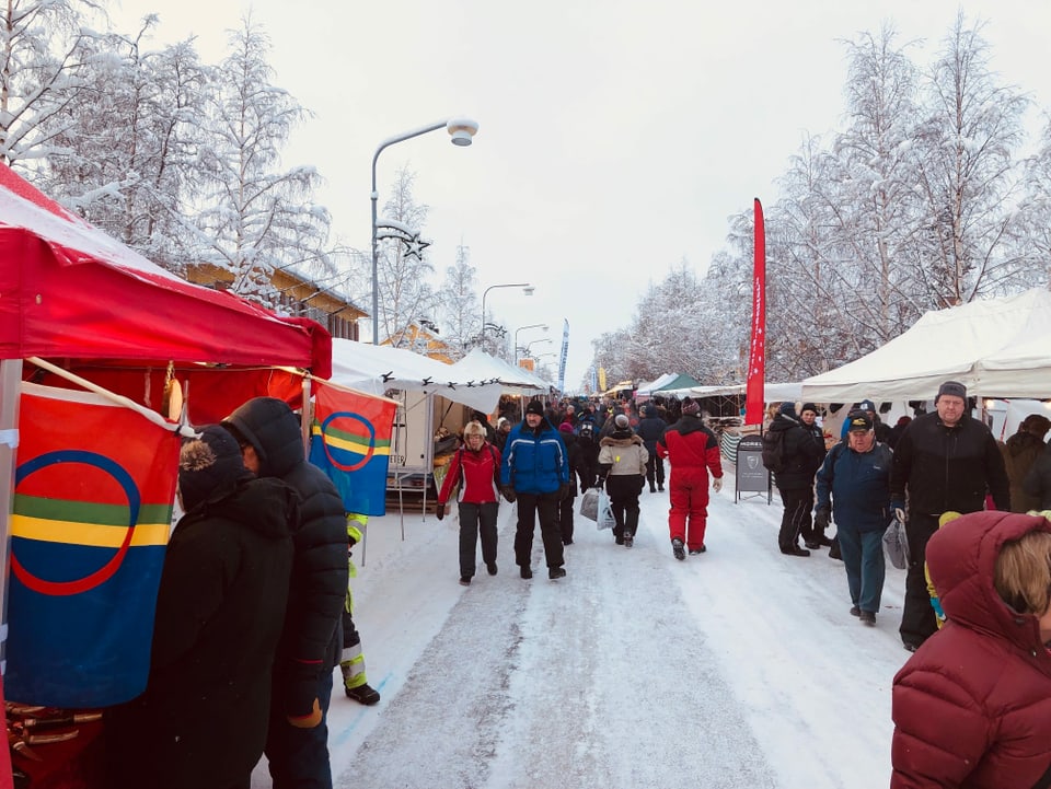 Menschen auf Markt im Schnee