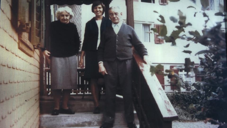 Grüninger mit Frau und Tochter vor seinem Hauseingang.