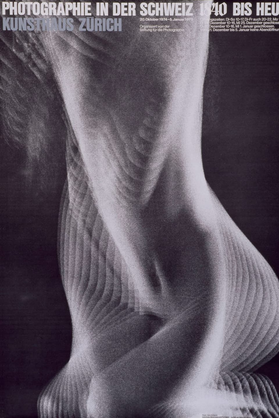 Schwarz-Weiss Bild von einem verschwommenen, nackten Frauenkörper