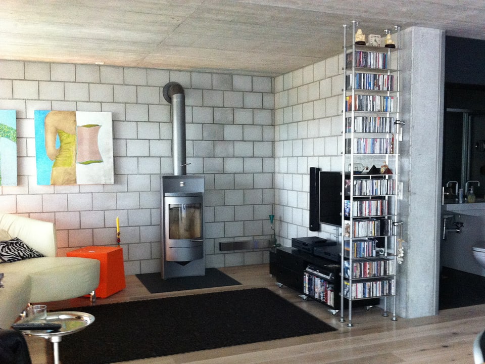 Das CD-Regal in seinem Wohnzimmer hat Beni Muff aus Steffisburg (BE) selber gebaut.