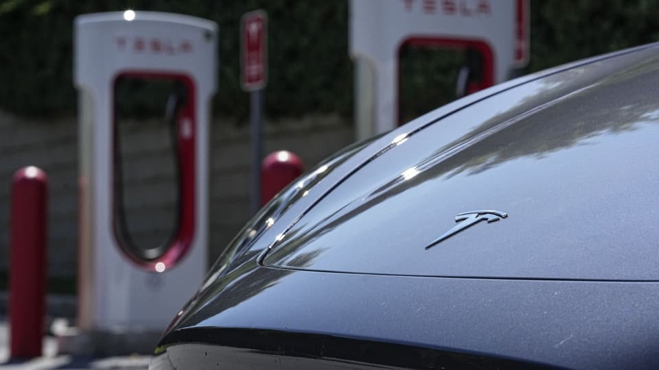 Tesla-Auto vor Ladestation