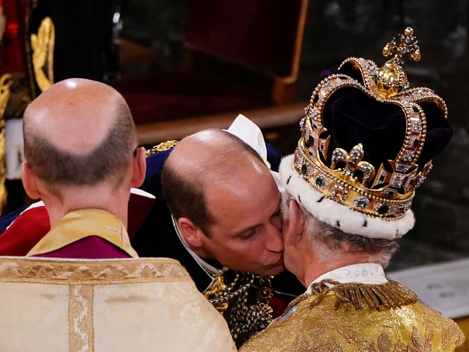 Prinz William küsst seinen Vater König Charles, nachdem er ihm den Treueschwur geleistet hat.