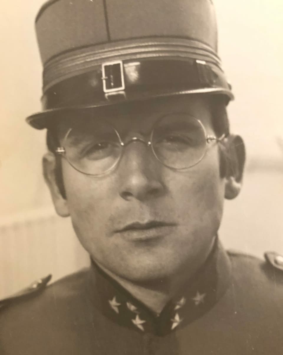Ein Mann mit Brille in Armee-Uniform.