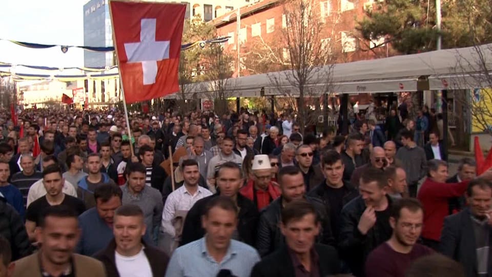 Schweizer mit kosovarischem Hintergrund protestieren gegen die Regierung in Pristina.