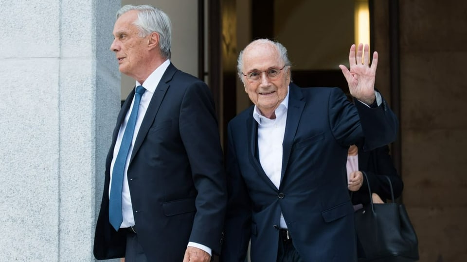 Der ehemalige Fifa-Präsident Joseph Blatter und sein Anwalt  verlassen nach dem ersten Prozesstag das Bundesstrafgericht