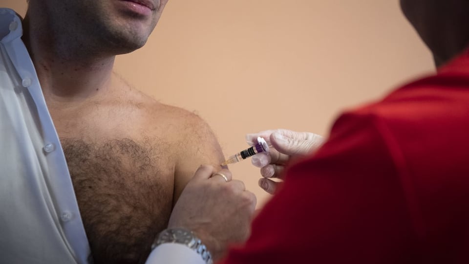 Ständerat Caroni lässt sich gegen Grippe im Impfen am Impftag des Parlaments.
