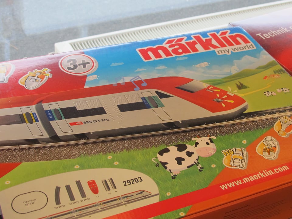 Eine Schachtel mit einer Märklin-Modelleisenbahn für besonders Kleine, Altersangabe 3 plus.