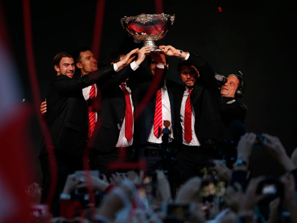 Michael Lammer, Marco Chiudinelli, Severin Lüthi, Roger Federer und Stan Wawrinka stemmen den Pokal.