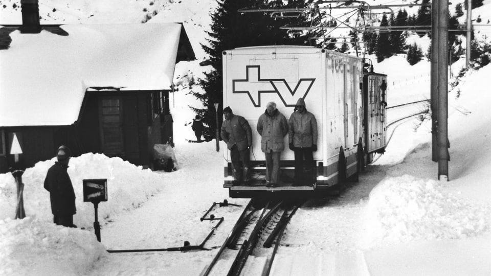 In den 1970er-Jahren werden die Reportagewagen noch auf Schienen nach Wengen gefahren.