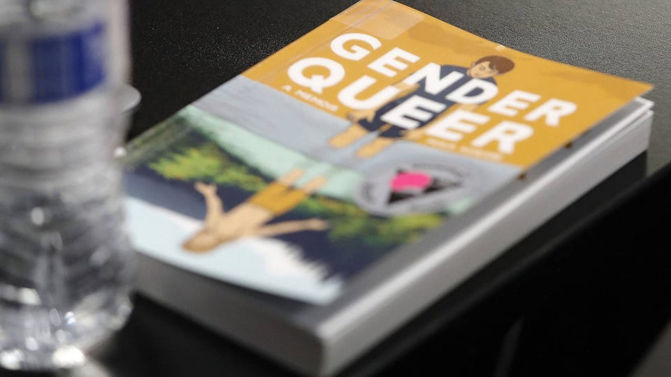 Ein Buch mit dem Titel Gender Queer liegt auf einem Tisch