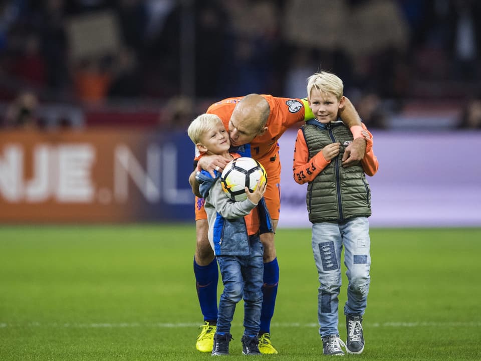 Arjen Robben mit seinen Kindern.