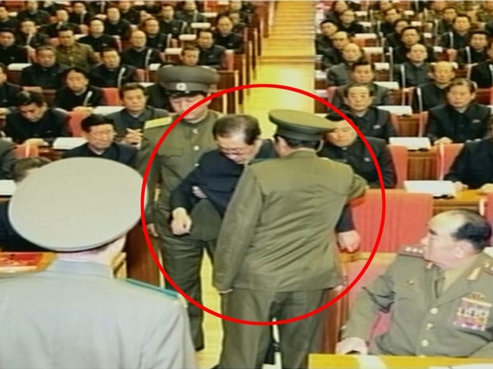 Bilder vom Staatsfernsehen von Nordkorea. Eine Sitzung der Arbeiterpartei in Nordkorea. Zu sehen ist, wie Jang Song Thaek abgeführt wird.