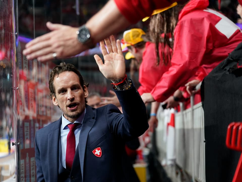 Wirkt, als hätte er einen klaren Plan Patrick Fischer klatscht mit Schweizer Fans ab.