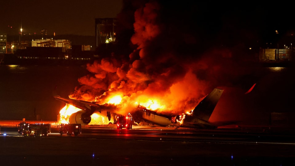 Das brennende Flugzeug nach der Evakuierung der Passagiere.