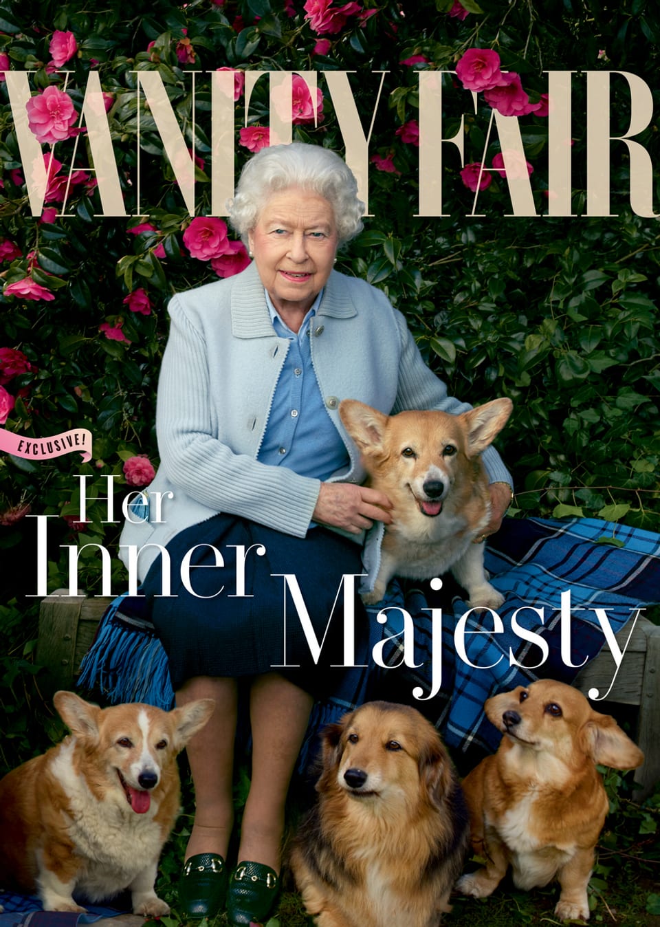 Queen Elisabeth II mit Hunden und blauer Strickjacke lächelt in die Kamera