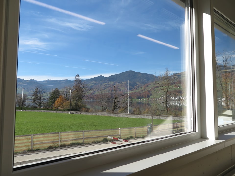 Blick auf den Sarnersee aus einem Fenster des Innovationszentrums von Maxon Motor in Sachseln.