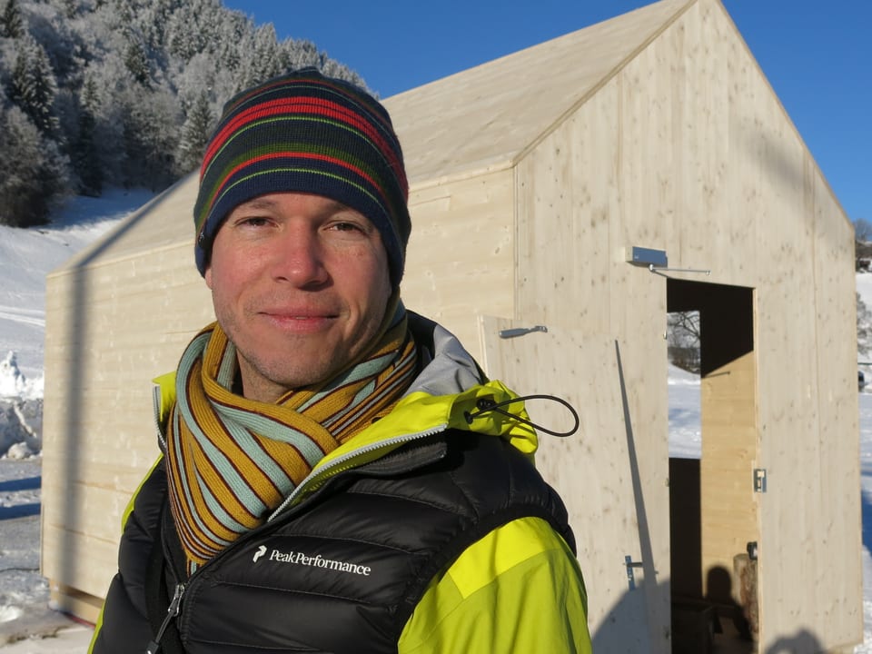 Marc Bättig vor dem Chalet auf Skiern.