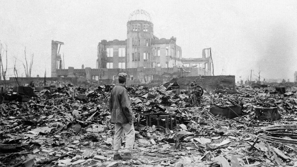 Alliierter Soldat betrachtet die Trümmerlandschaft in Hiroshima 1945.