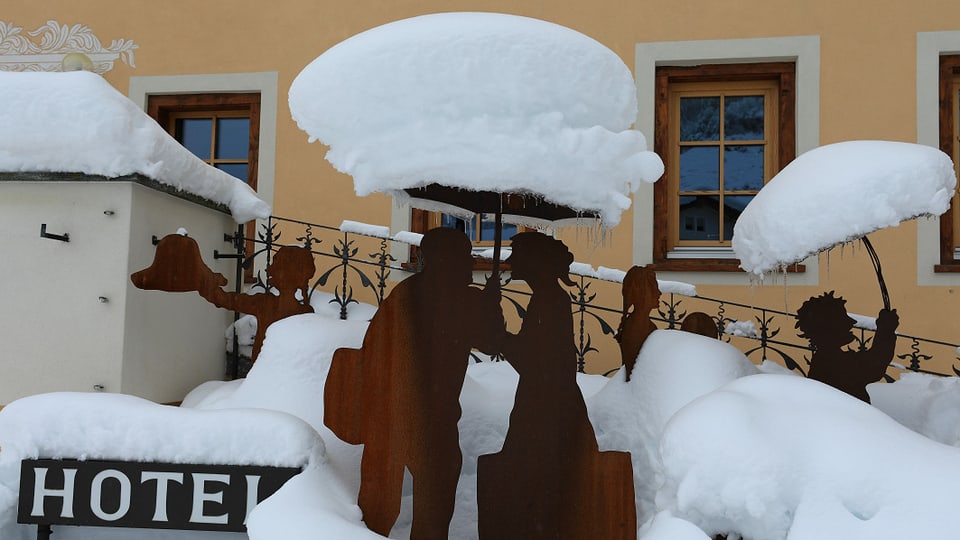 Verschneiter Hoteleingang im Val Müstair.
