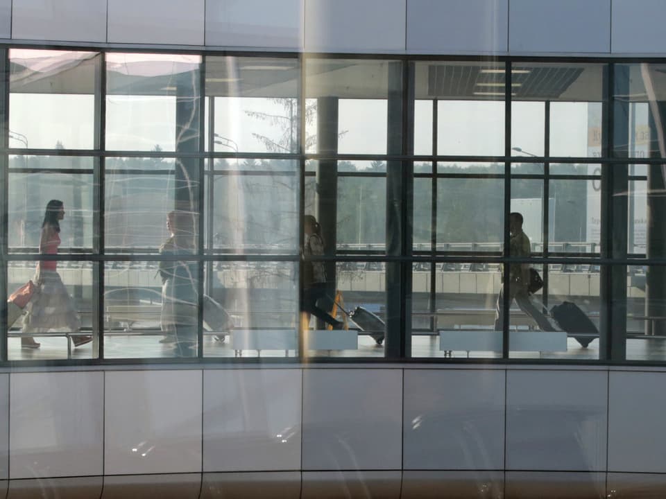 Transitpassagiere am Flughafen Scheremetjewo in Moskau überqueren einen Gang. (reuters)
