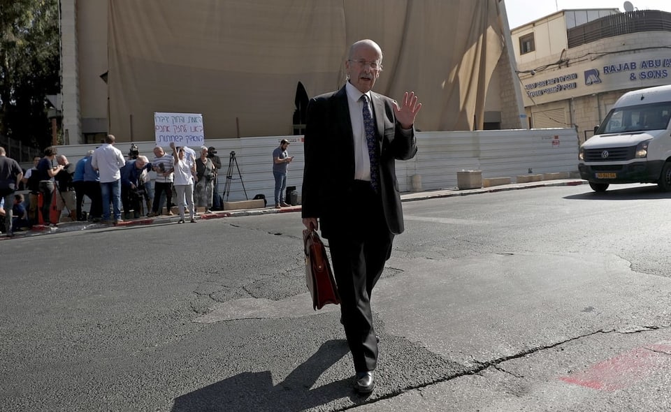 Netanjahus Anwalt Ram Caspi auf dem Weg zum Justizministerium in Salahaddin Street in Jerusalem.