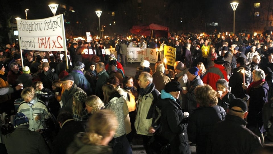 Über 500 Demonstranten warten im November 2008 in Stans vor der Veranstaltung über das Tiefenlager im Wellenberg.