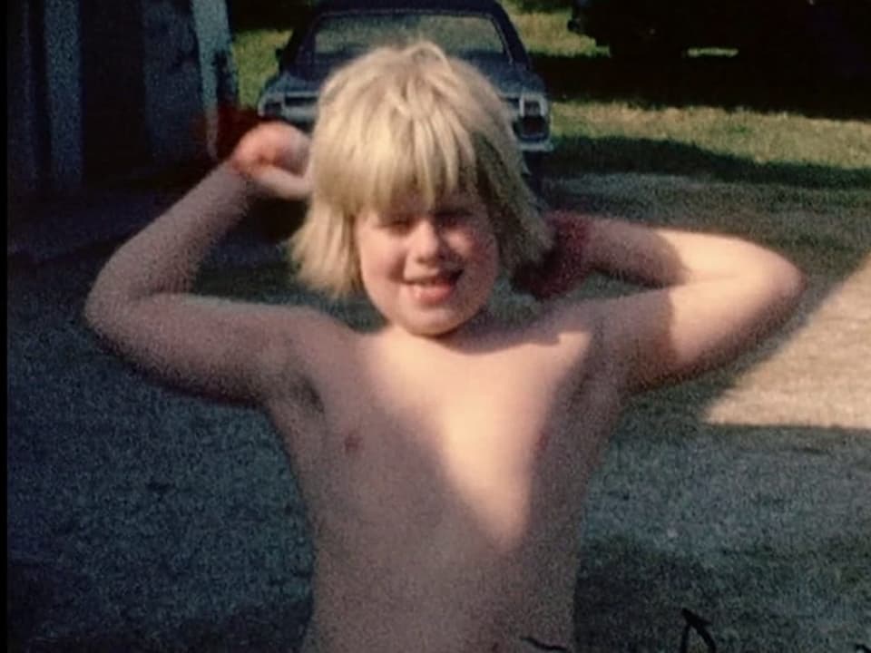 Ein junger Boris Johnson lässt die Muskeln spielen.