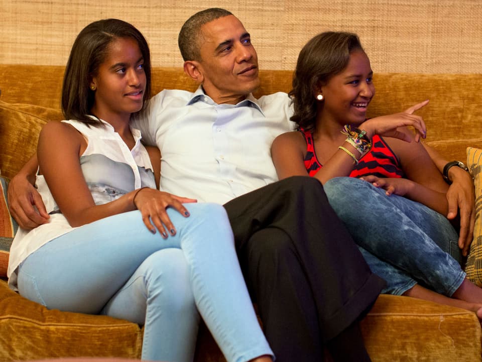 Obama (Mitte) kuschelt mit seinen beiden Töchtern Malia (links) und Sasha (rechts)