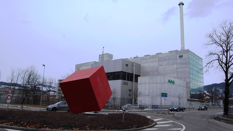 Kehrichtverbrennungsanlage aus Beton mit hohem Kamin .