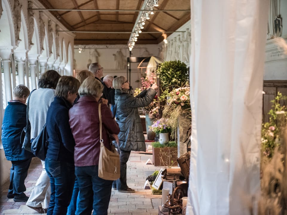 Besucher bewundern die Werke im Kreuzgang des Klosters Wettingen.