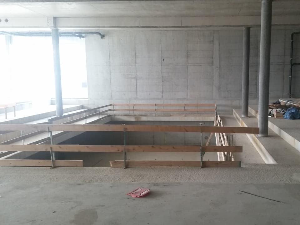 Noch im Bau: Das Wasserbecken, in dem die Indoor-Surfanlage entstehen wird.