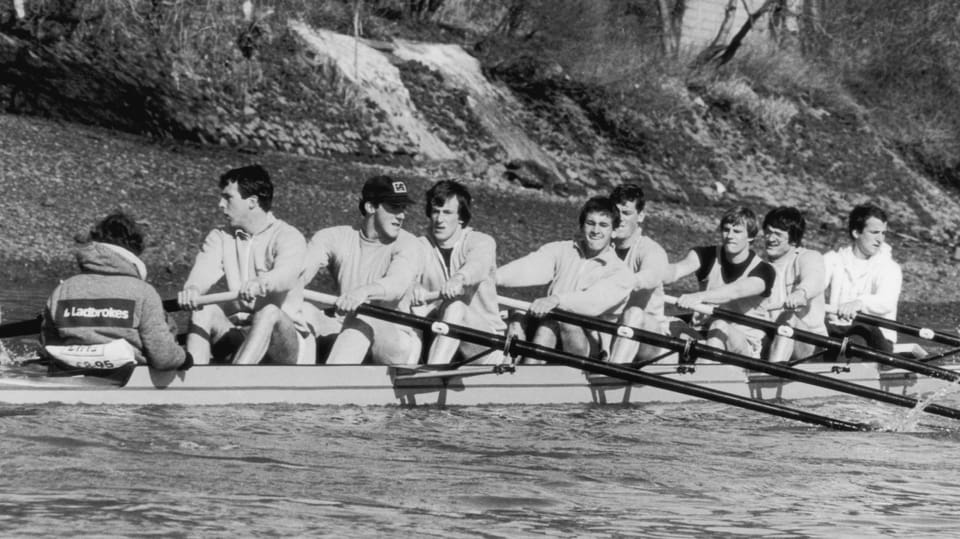 Schwarzweiss-Bild eines Ruderbootes mit acht Ruderern.
